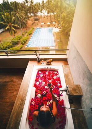 프리미엄 스위트, 분사식 욕조, 바다 전망 | 고급 침구, 미니바, 객실 내 금고, 책상