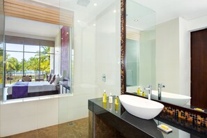 Habitación Deluxe | Baño | Regadera, amenidades de baño gratuitas, secadora de cabello, toallas 