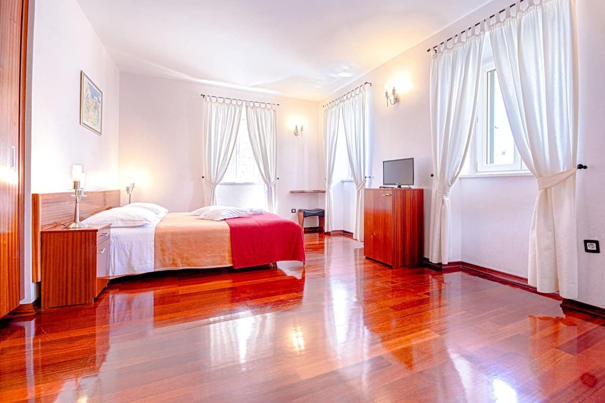 comfort double room, sea view | premium bedding, minibar, in-room safe, desk