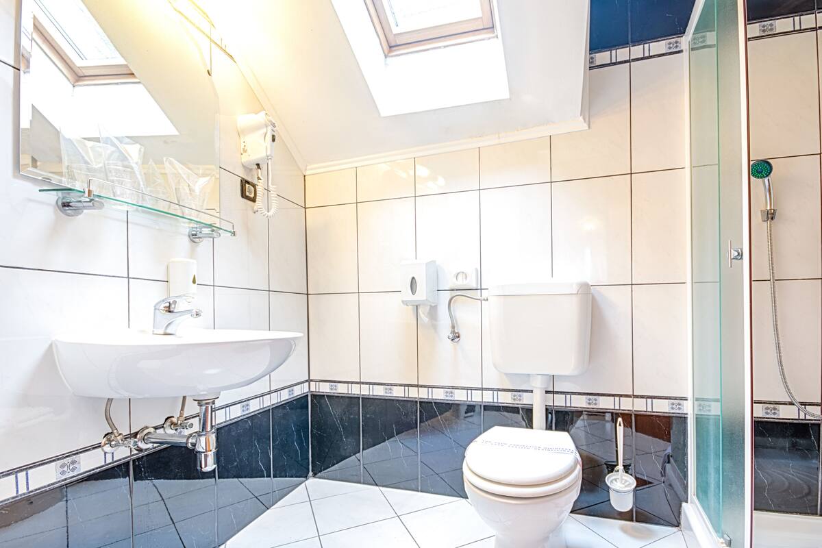 comfort double room, balcony, sea view | bathroom | shower, free toiletries, hair dryer, towels