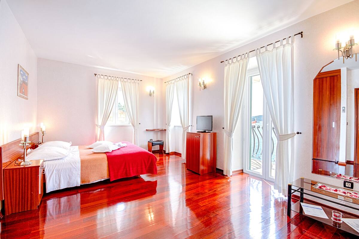 comfort double room, balcony, sea view | premium bedding, minibar, in-room safe, desk