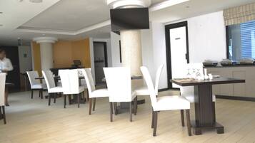 2 restaurantes, se sirven desayunos, comidas, cenas y cocina francesa