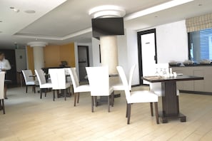 2 restaurantes; se sirven desayunos, almuerzos, cenas y cocina francesa