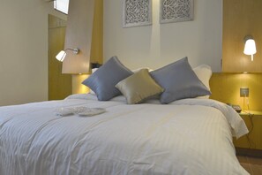 Bộ đồ giường cao cấp, nệm có lớp đệm bông, minibar 