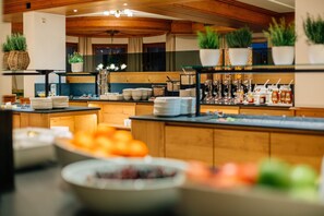 Breakfast buffet - Natur Resort RISSBACHER (Stumm)