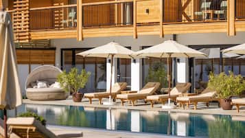2 piscinas al aire libre, sillones reclinables de piscina