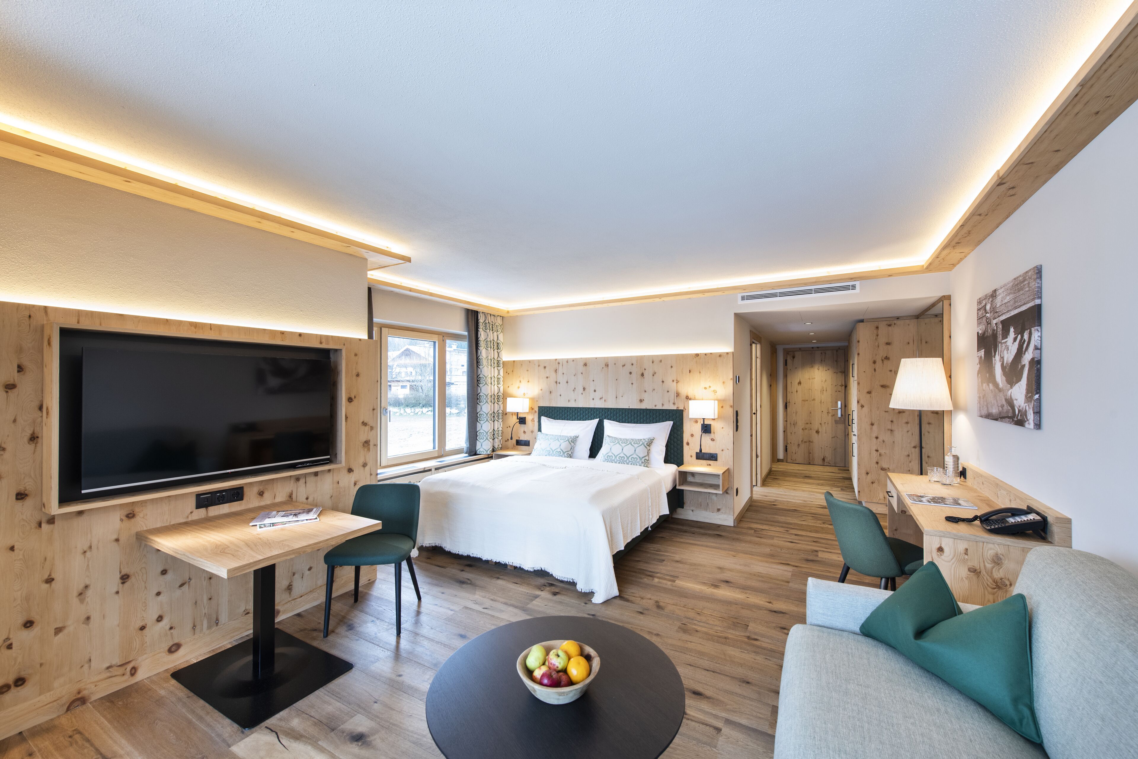 Kahden hengen superior-huone | Tallelokero huoneessa, työpöytä, äänieristys, vuodevaatteet