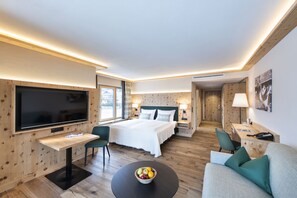 Superior Double Room | In-room safe, desk, soundproofing, bed sheets