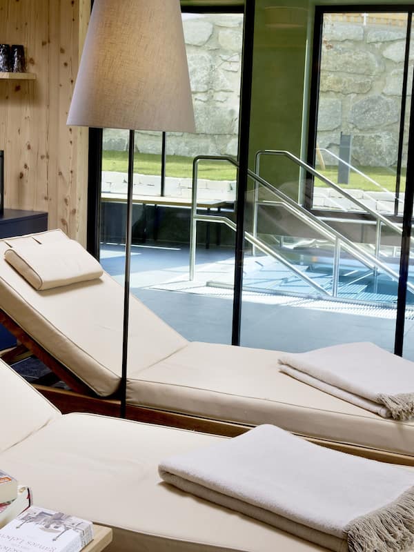 2 outdoor pools, pool loungers