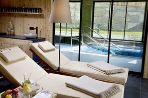 2 من حمّامات السباحة الخارجية، مقاعد للتشمس