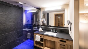 In-room safe, desk, soundproofing, bed sheets - Natur Resort RISSBACHER (Stumm)