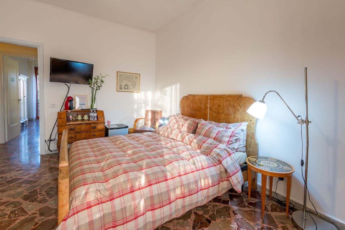 Habitación doble, balcón, vista al jardín | Caja de seguridad en la habitación, escritorio y camas extra