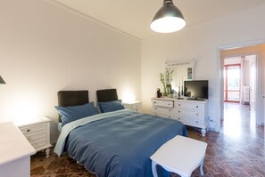 Habitación doble (with Internal Balcony) | Caja de seguridad en la habitación, escritorio y camas extra 