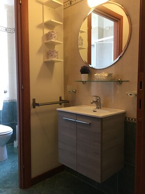 Studio | Bathroom | Shower, free toiletries, hair dryer, bidet - Residence Gloria (Montecatini Terme)