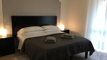 خزنة داخل الغرفة ومكتب وأسرّة أطفال/رضّع وأسرّة قابلة للطي