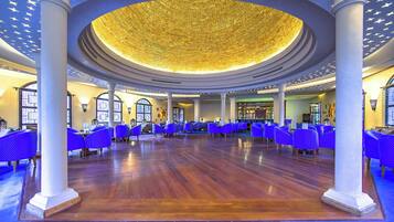 5 restaurants, serveren ontbijt, lunch, diner, Thaise gerechten