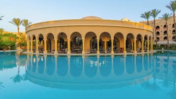 4 piscinas externas, guarda-sóis, espreguiçadeiras