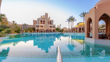 4 outdoor pools, pool umbrellas, pool loungers