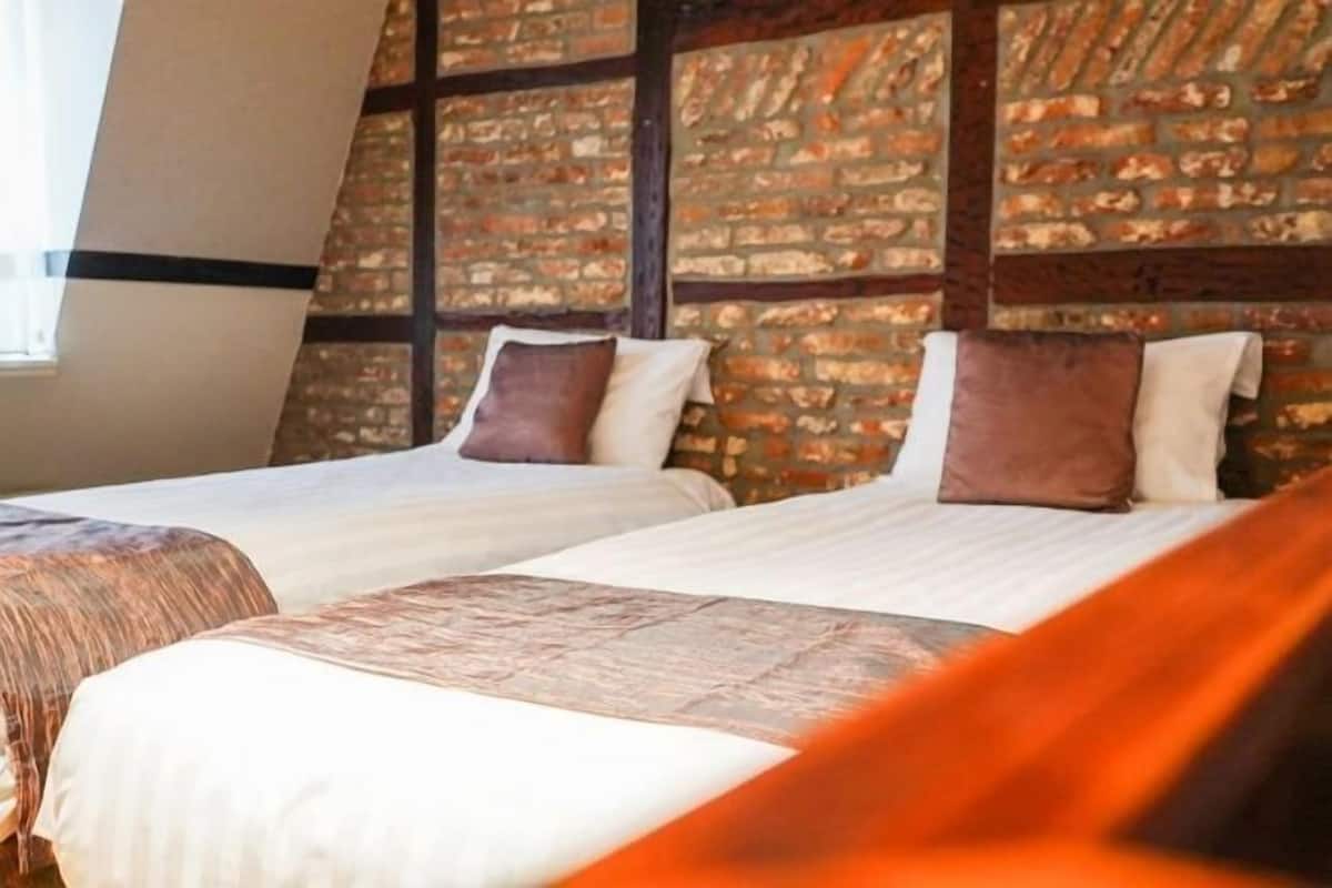 1 bedroom, in-room safe, blackout curtains, soundproofing