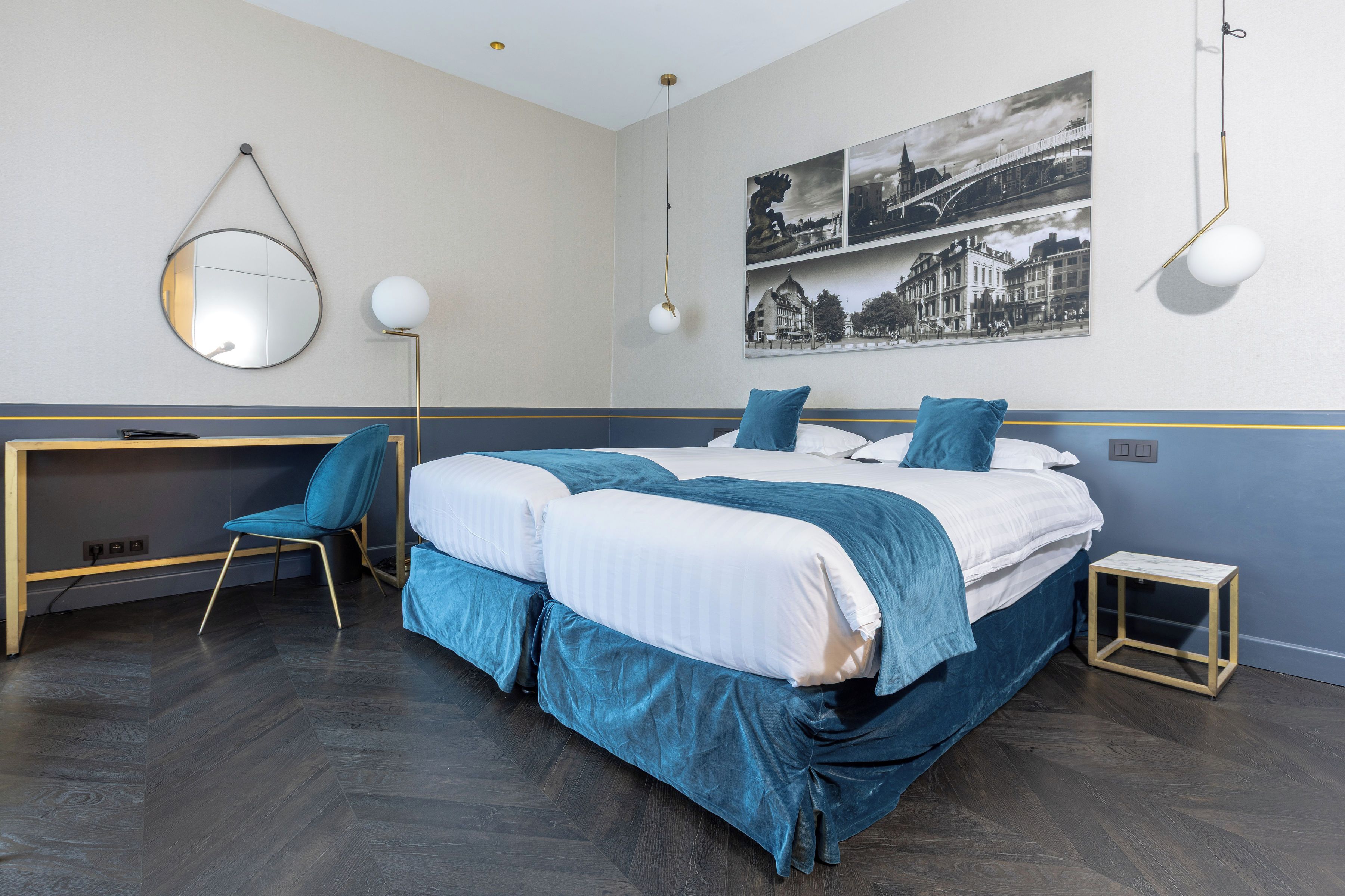 Une chambre moderne avec un lit double, un bureau, une chaise et une petite table.