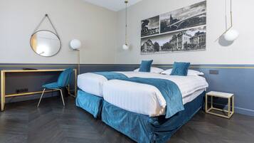 Une chambre moderne avec un lit double, un bureau, une chaise et une petite table.