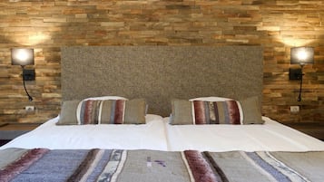 Habitación superior con 1 cama matrimonial o 2 individuales | 1 habitación, escritorio, insonorización y wifi gratis