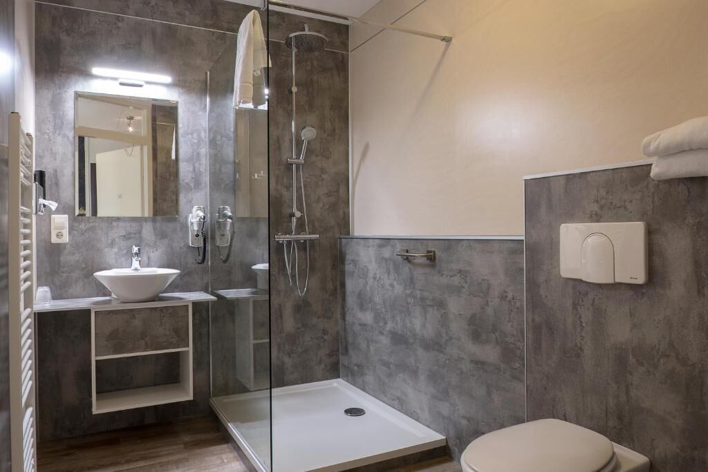 superior double or twin room | bathroom | free toiletries, hair dryer, towels