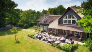 Een ruime woning met een terras en buitenmeubilair.
