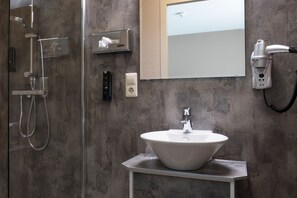 Eenvoudige Twin kamer | Badkamer | Gratis toiletartikelen, een haardroger, handdoeken
