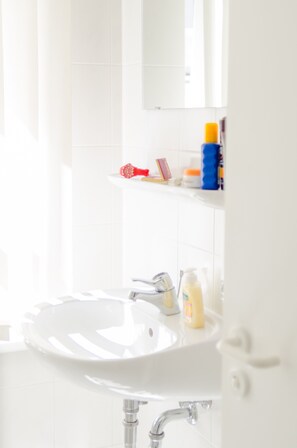 Apartment (2 rooms) | Bathroom | Hair dryer, towels - Villa Norden (Kuehlungsborn)