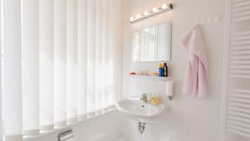 Apartemen (1 room) | Kamar mandi | Pengering rambut dan handuk