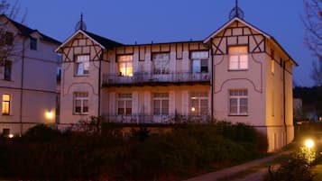 Bagian depan properti - sore/malam