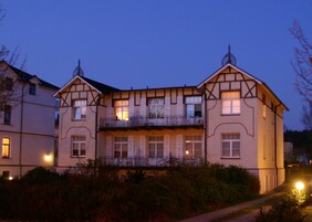 住宿正面 - 傍晚/夜晚