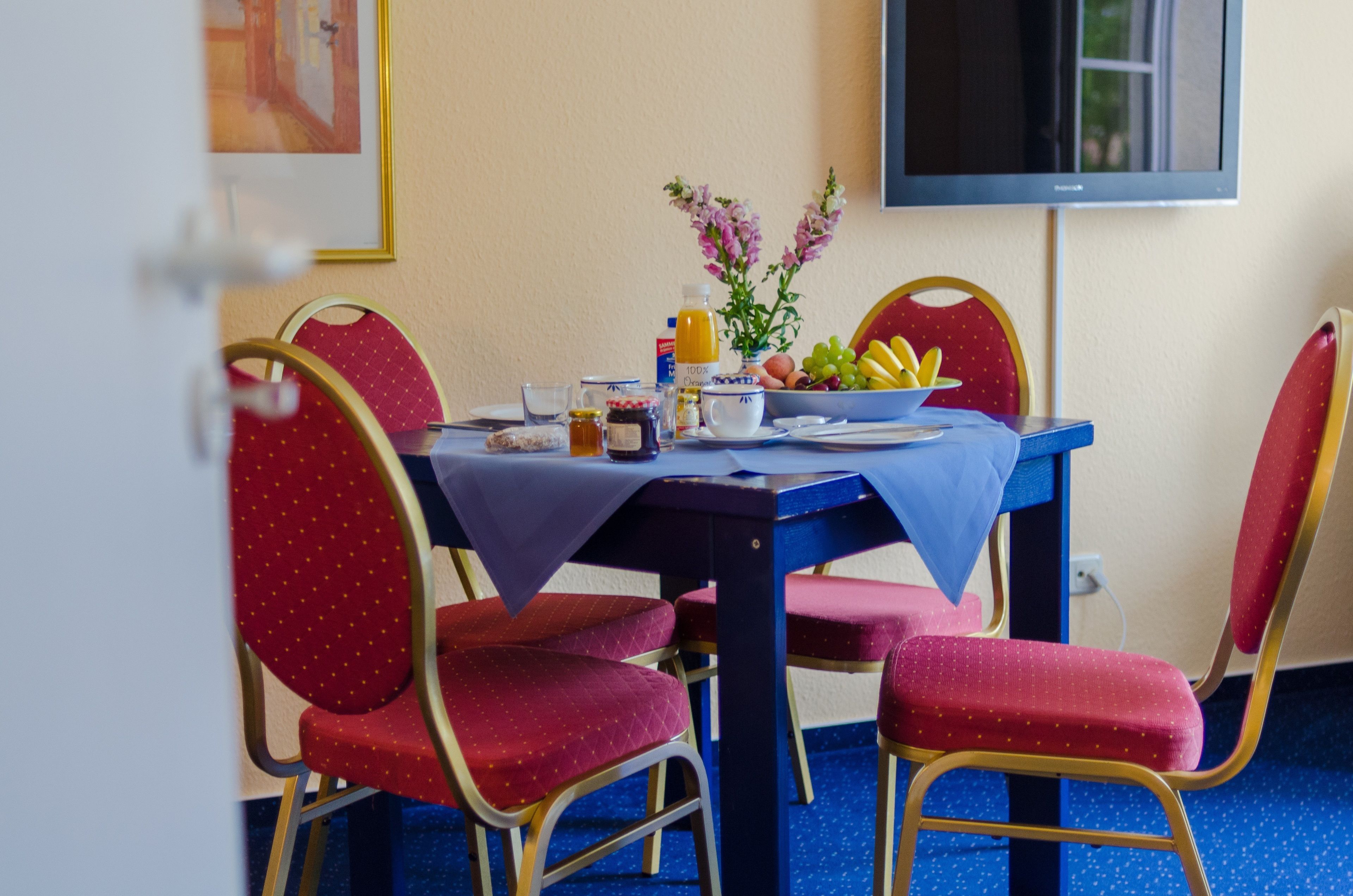 2-Raum-Ap­par­te­ment | Essbereich im Zimmer