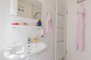 Appartement (1 room) | Badkamer | Een haardroger, handdoeken