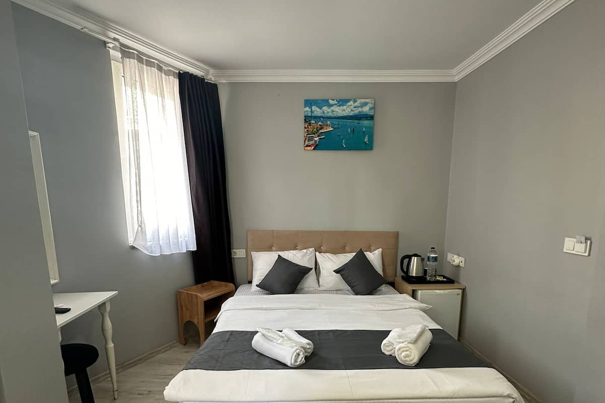 Habitación estándar, 1 cama matrimonial | Ropa de cama de alta calidad y minibar