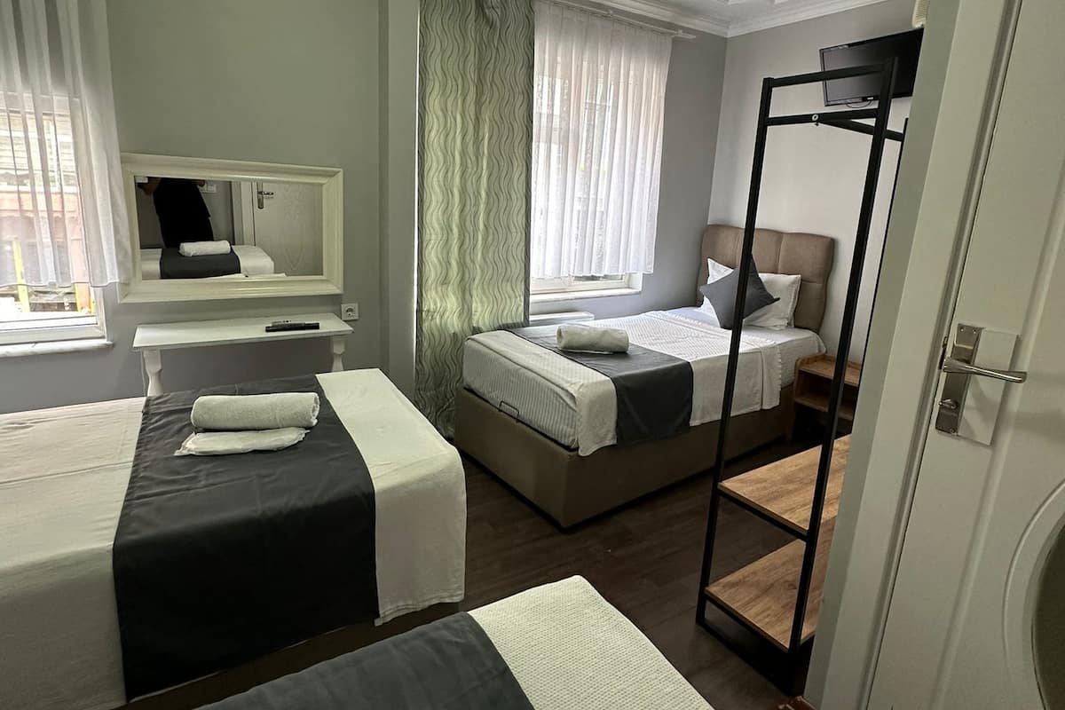 Habitación triple estándar, varias camas | Ropa de cama de alta calidad y minibar