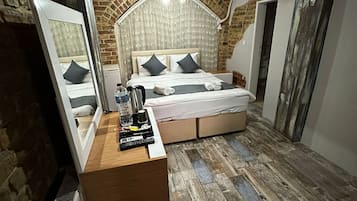 Family Room | Premium bedding, minibar, in-room safe, soundproofing