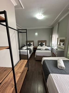 Quarto triplo standard, várias camas | Roupas de cama premium, frigobar, cofres nos quartos