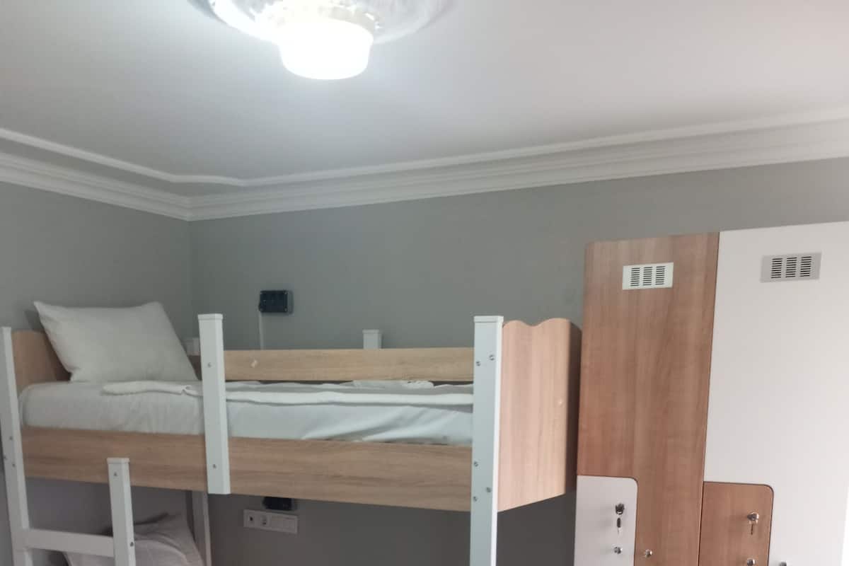 Standard Shared Dormitory, Women only (Shared Room) | 욕실 | 샤워 시설, 무료 세면용품, 헤어드라이어, 슬리퍼