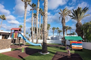 Zona de juegos infantil al aire libre