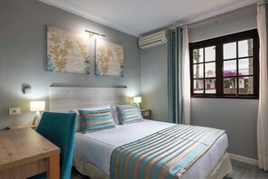 In-room safe, iron/ironing board, cribs (free), WiFi (free) - Ona Las Brisas (Yaiza)