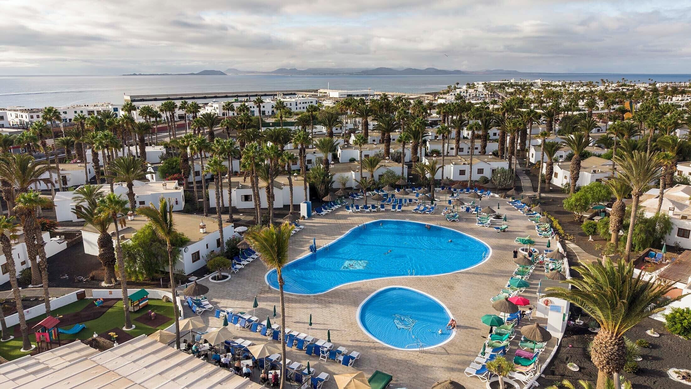Una piscina al aire libre, tumbonas