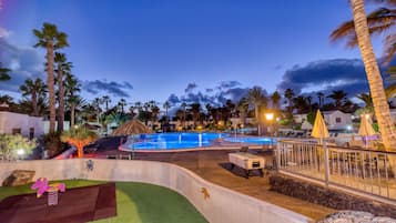 Outdoor pool, pool loungers