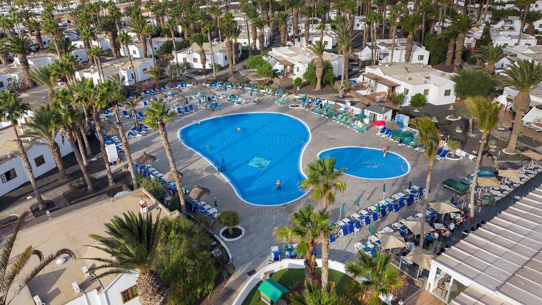 Piscina a l'aire lliure i gandules 