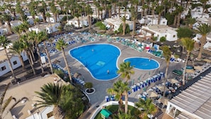 Outdoor pool, sun loungers - Ona Las Brisas (Yaiza)