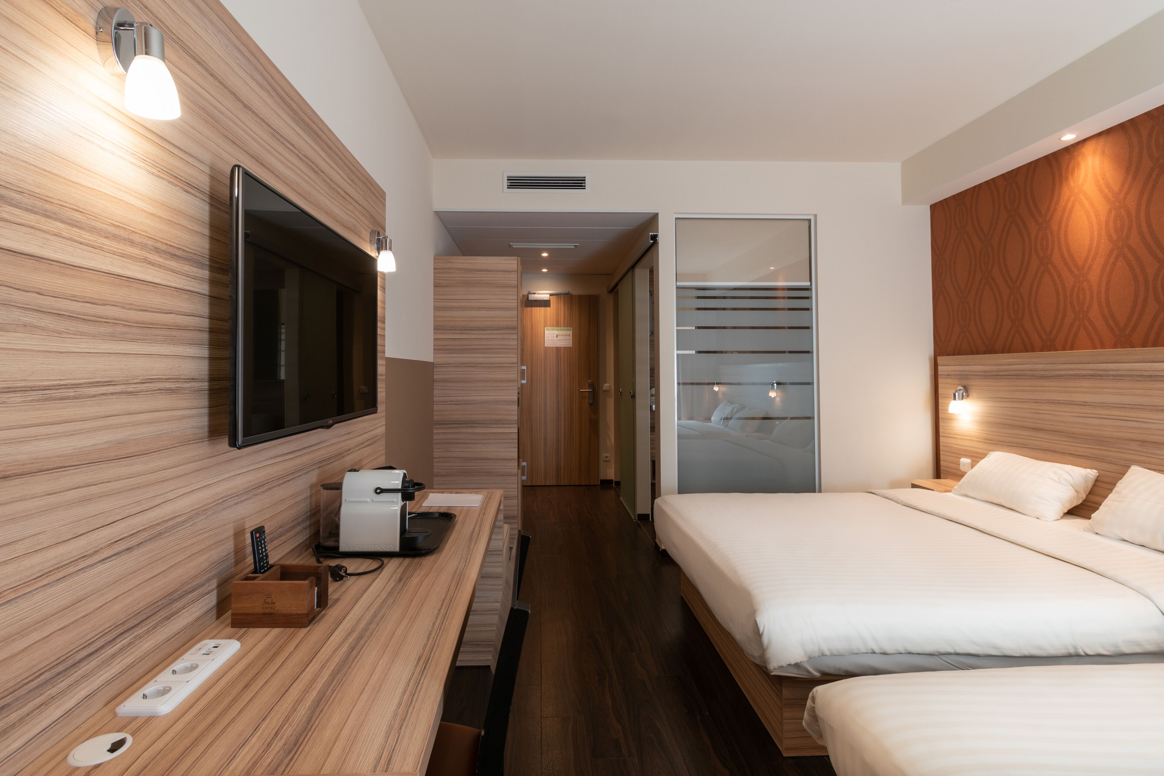 family room | hypo-allergenic bedding, in-room safe, desk, laptop workspace