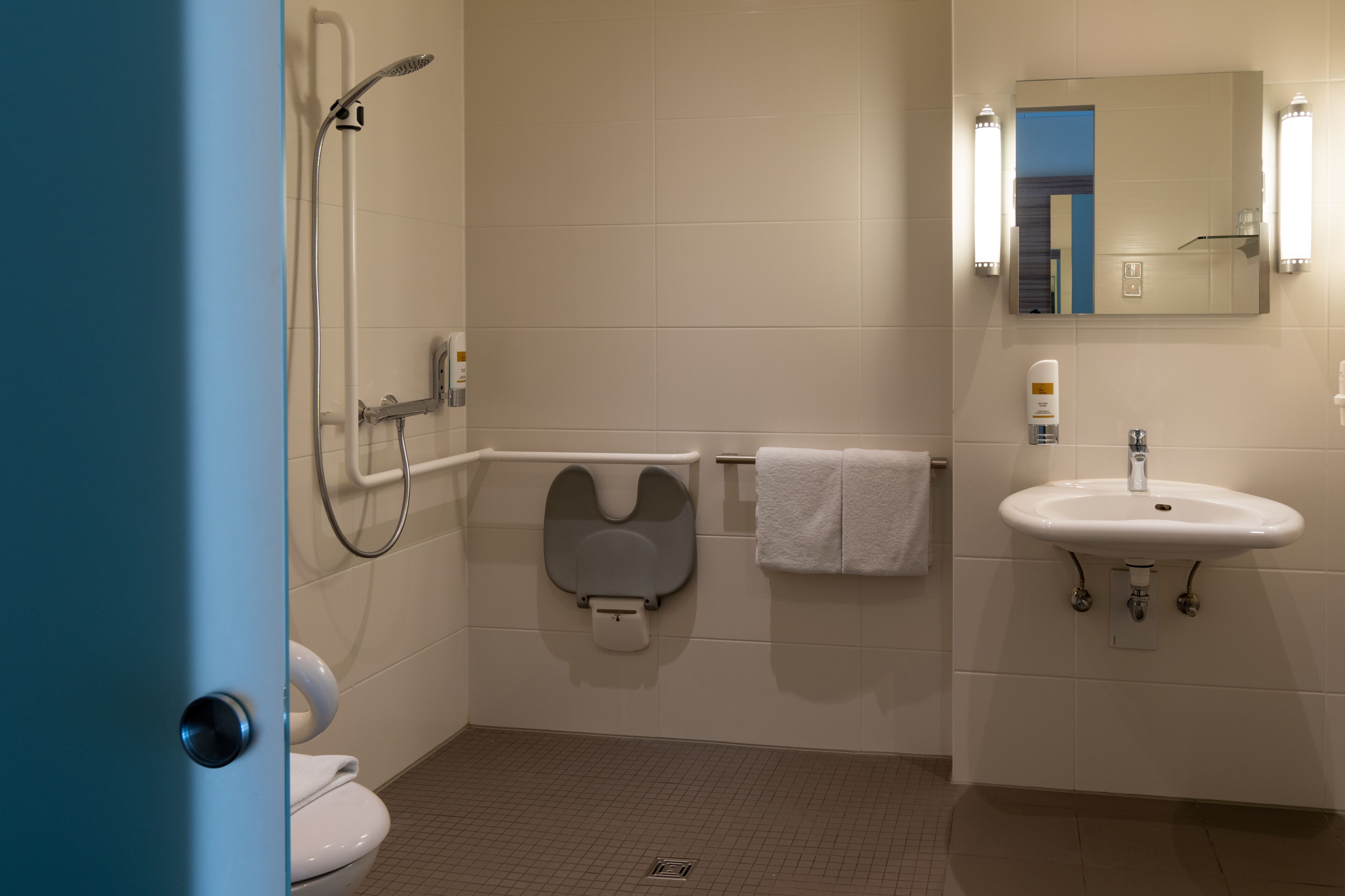 Un baño con inodoro, ducha y lavamanos.