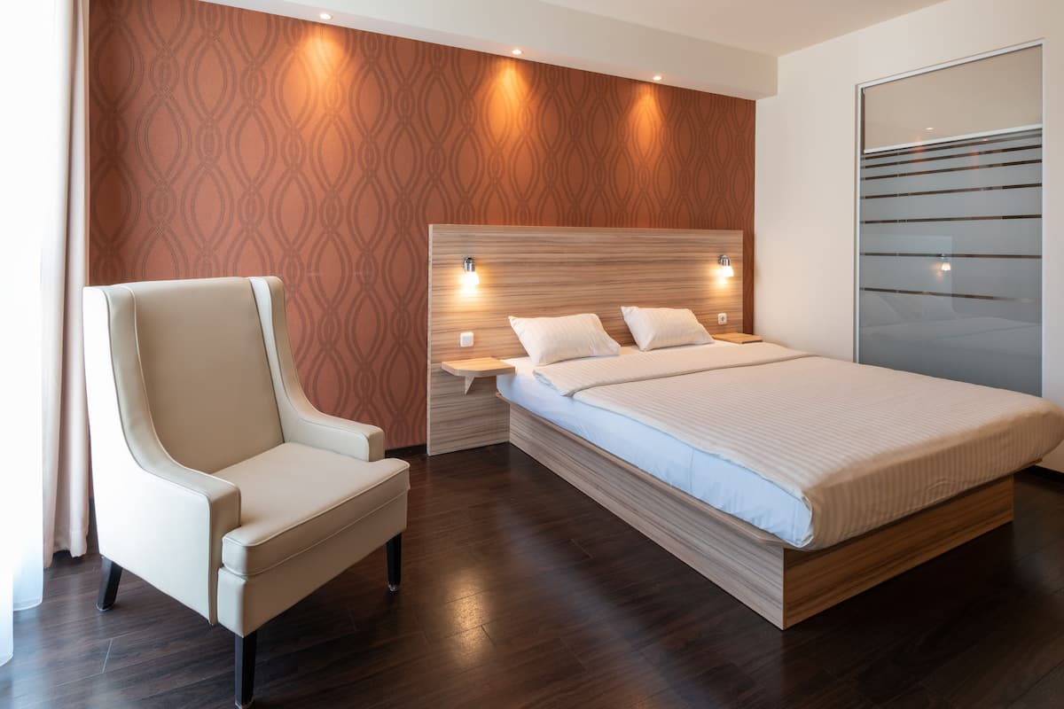 Ropa de cama hipoalergénica y caja de seguridad en la habitación