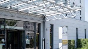 Exterior de un hotel con un cartel llamativo que dice 'StarG Hotel'.